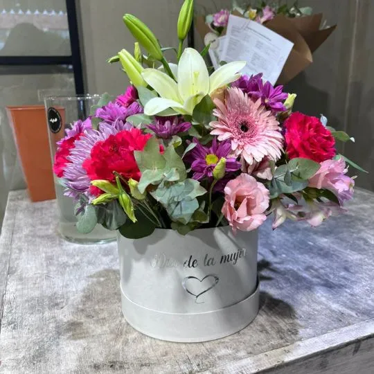 caja pote con flores de estacion feliz dia 